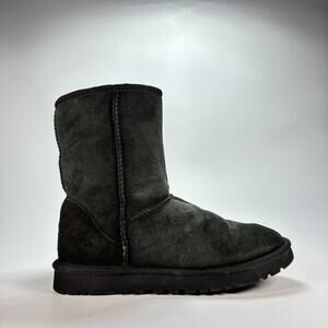 UGG Classic Short Black Lightweight Winter Sheepskin Boots 5825 Women's Size 7